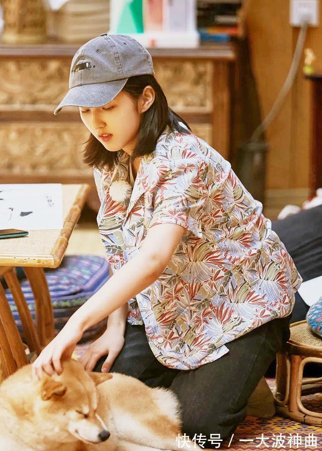 种树|《向往的生活5》众嘉宾忙着种树，张子枫并未参与，做法引热议