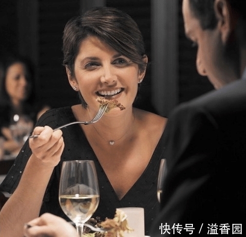 吃牛排时,旁边的生鸡蛋只是一个配菜吗?多数人是不懂装懂