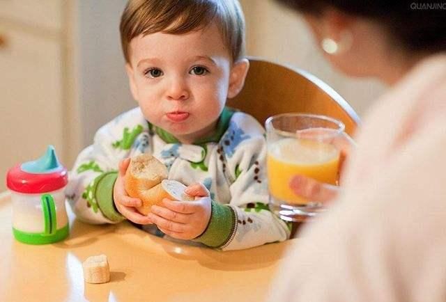 夏天|夏天到了 如果宝妈还这样给宝宝刷奶瓶 宝宝每天吃进大量细菌