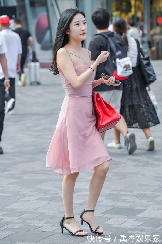 长相 长相精致的小姐姐,身穿吊带连衣裙,展现曼妙的腰身