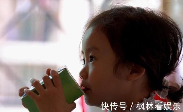 喝水|提醒别在3个时间强迫孩子喝水,容易积食还伤脾,父母长点心