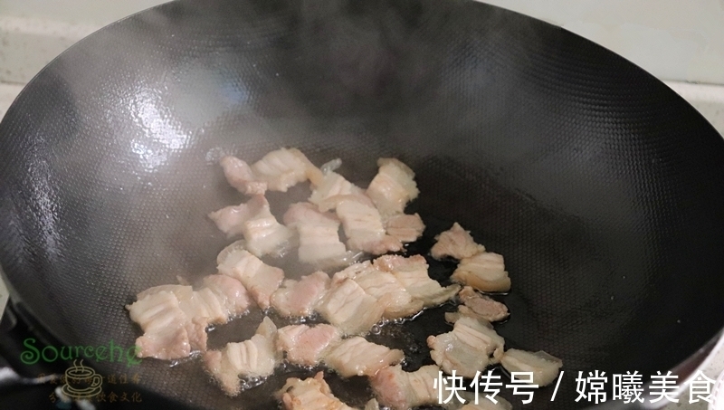 胡萝卜片|五花肉加2种食材，简单炒一炒，下饭又营养，儿子隔三差五吃一次