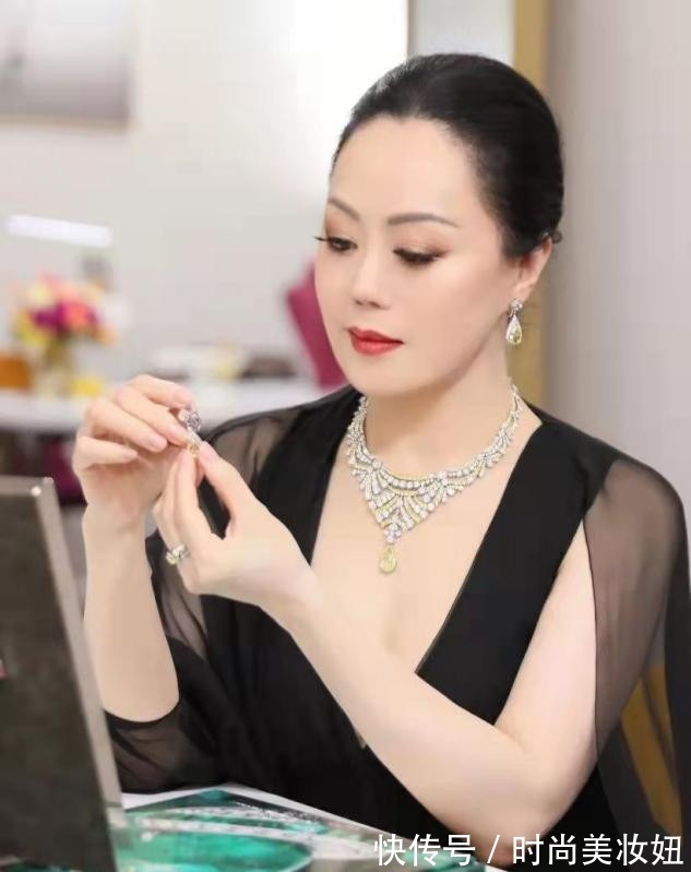 穿搭 章小蕙天生“贵妇气质”,穿黑色深V连衣裙,华丽贵气还优雅