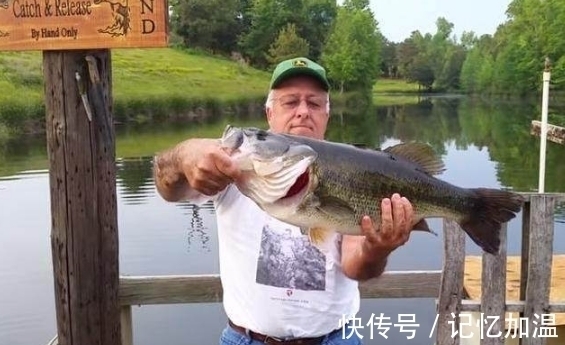 钓鱼|农民大叔不好好钓鱼却伸手进水里,众人嘲笑他,结果却令人吃惊