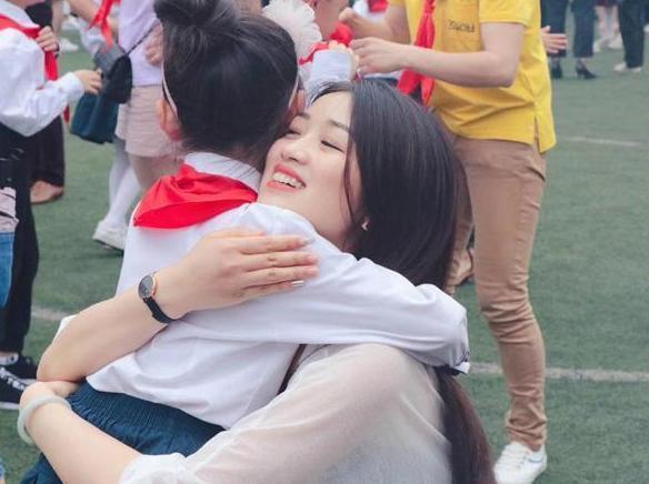 高颜值|“超暖幼师”走红,在台下领舞笑容甜美治愈,网友:羡慕小朋友