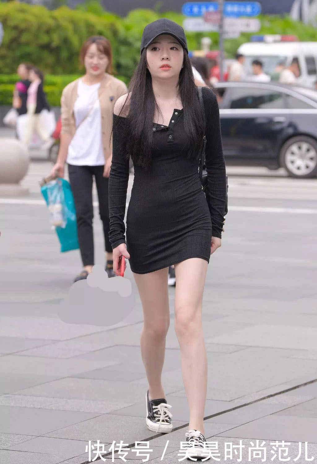 减龄|微胖女孩的秋日穿搭,一条黑色修身连衣裙+帆布鞋搭配,减龄知性