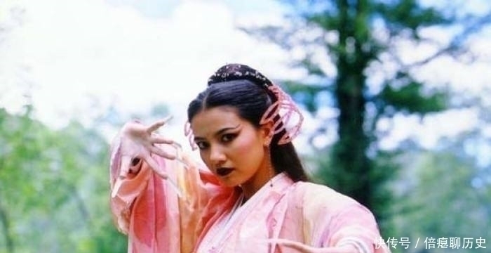 张无忌!周芷若的九阴白骨爪,都能抗衡九阳,为何黄衫女说她练的是假的?