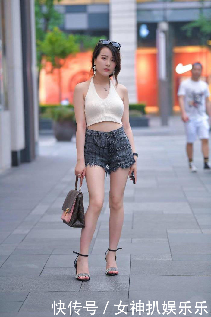 别小瞧杏色“背心”,穿上身显胖壮,却很清凉一夏吧