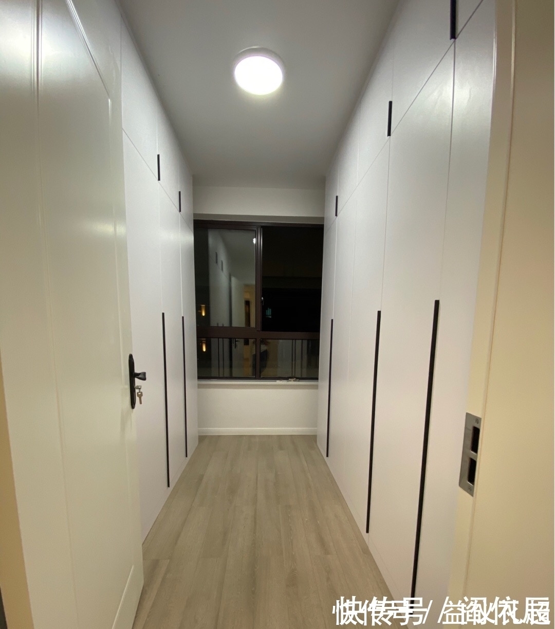 电视柜|越来越多人不做电视墙，看她家，装修不豪华，保洁做完却很漂亮！