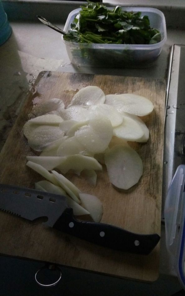 一家6口去吃火锅,只要锅底还吃了2小时,结账时服务员发现问题