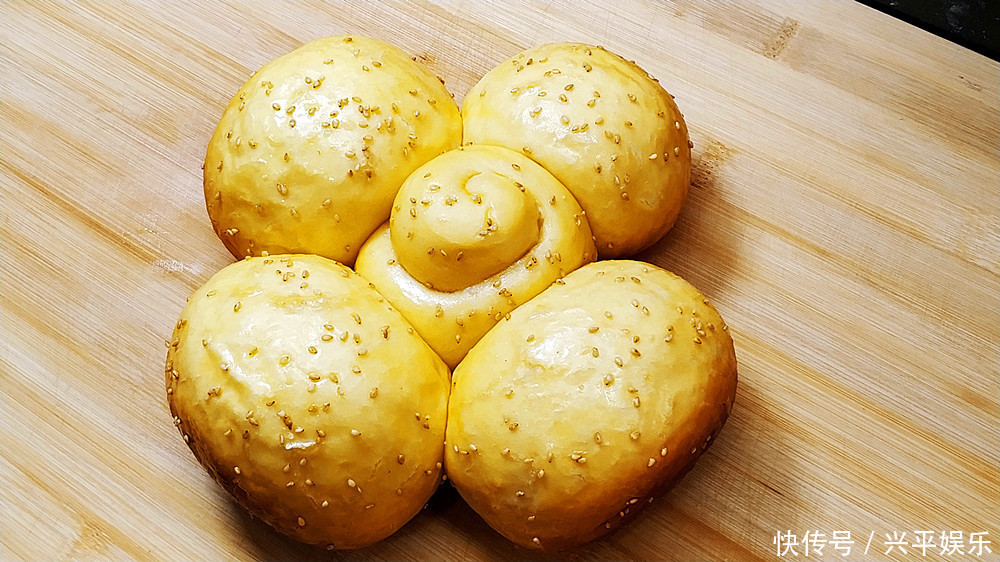  只要有面粉和鸡蛋，就可以做面包，做法简单，口感疏松，好吃香甜