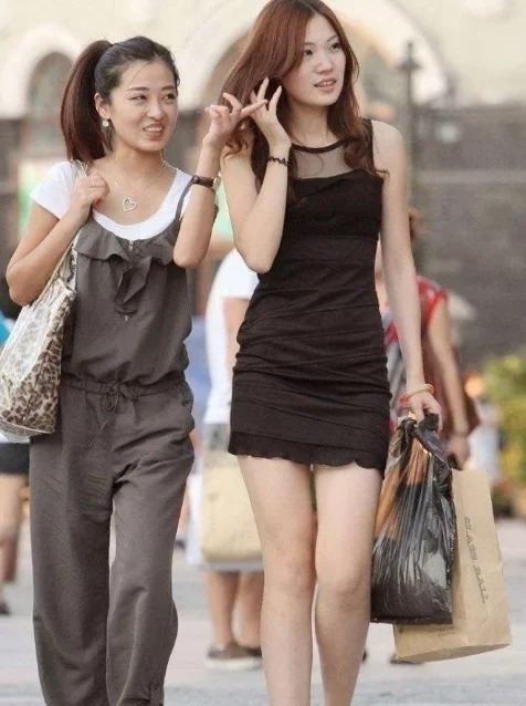 街拍:简约不简单的美女,穿出窈窕好身材