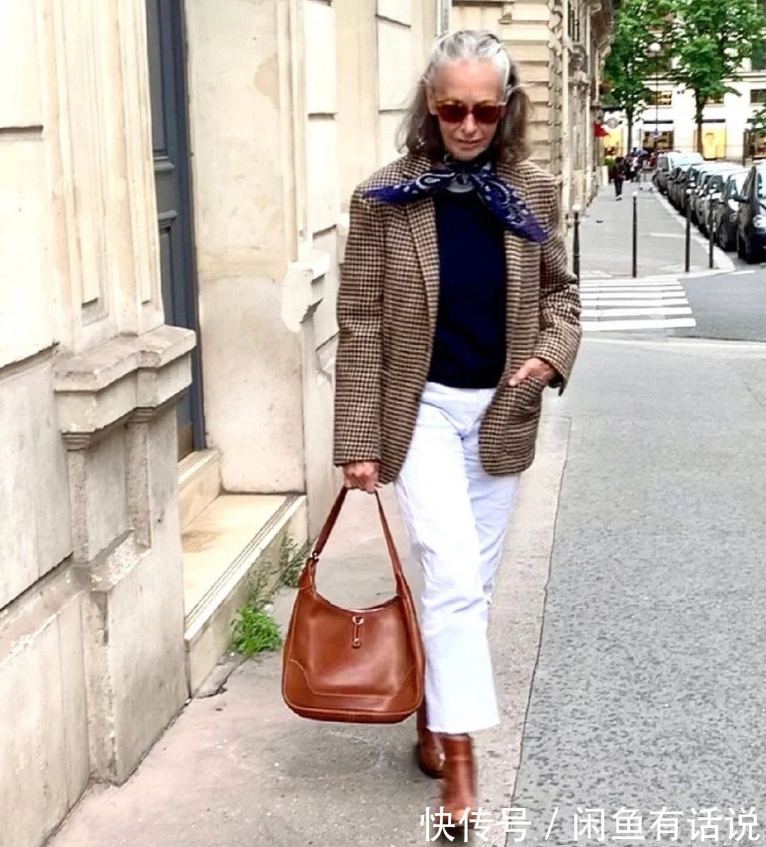 穿搭 50岁阿姨学75岁法国博主穿搭,风格却截然不同,一个优雅一个自然