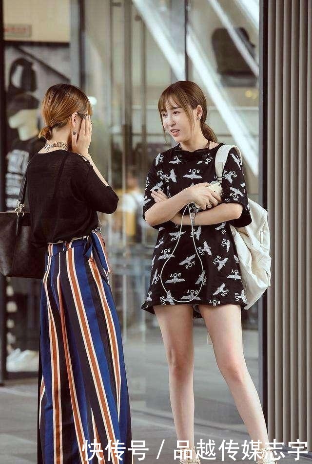 美女|街拍:兰质蕙心的美女,一件黑色上衣配打底裤,穿出时尚的魅力