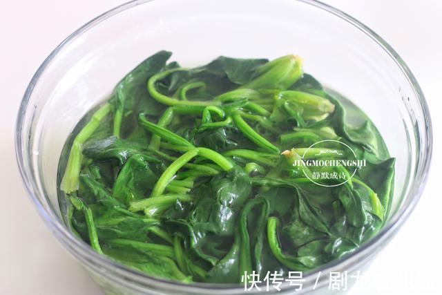 我家最爱的菠菜吃法,不炒也不拌,又香又软,一次一斤不够吃