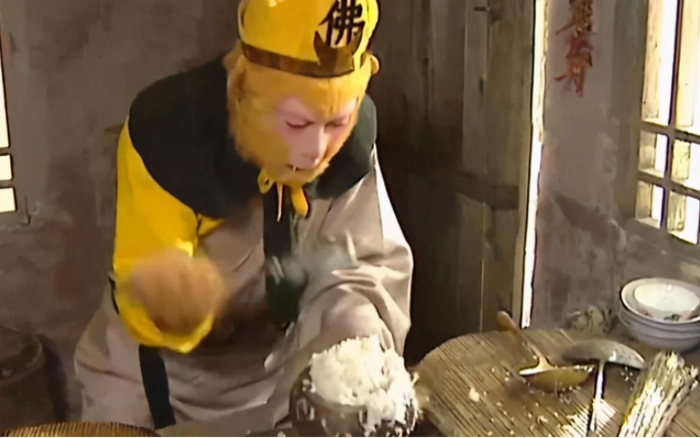 旧版西游记中,孙悟空化斋就盛了一碗米饭,那新版中吃的什么?