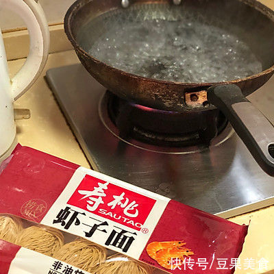 这道港式虾仁云吞面，汤汁都要舔干净