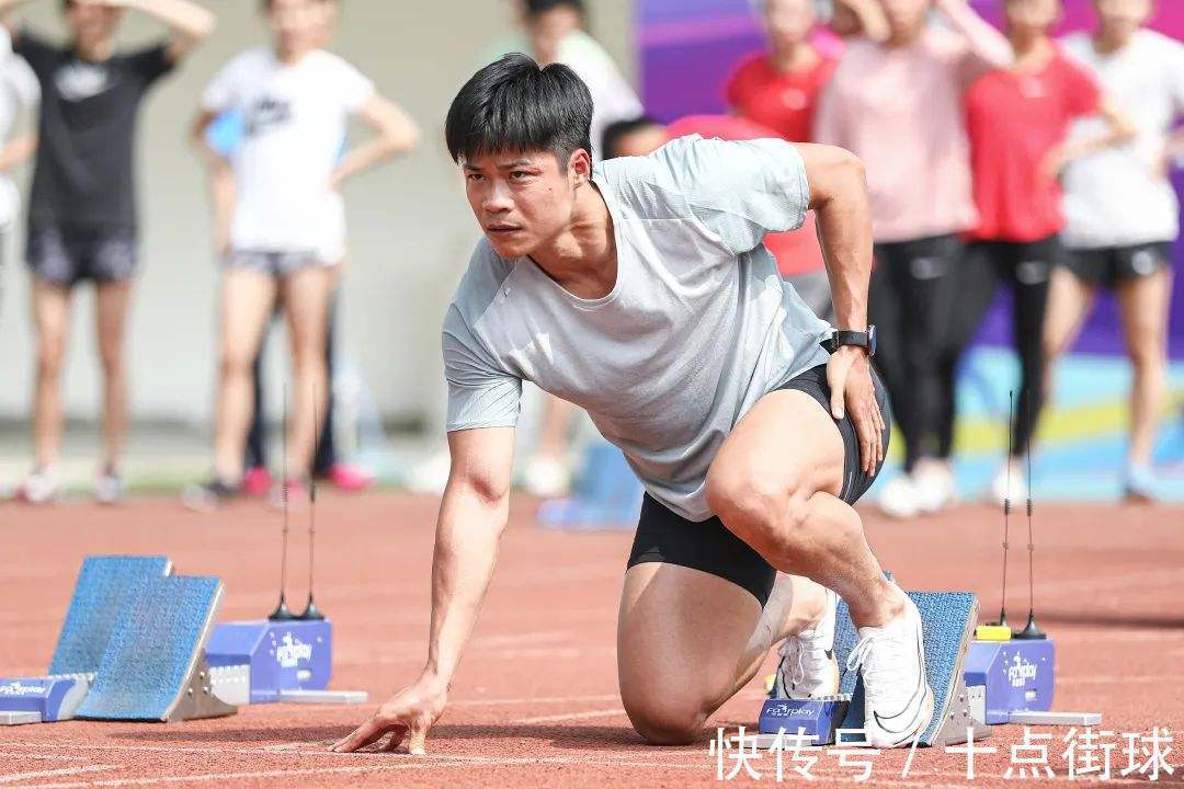 娇妻|苏炳添一家三口贺新春!33岁娇妻太清纯,身家千万依然低调住老房