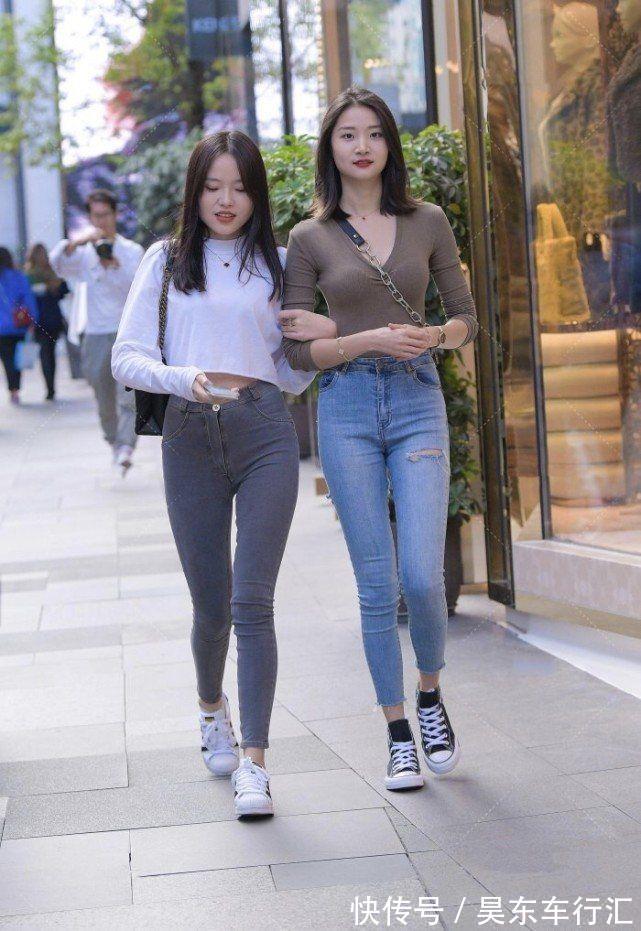 上衣 深灰色长袖针织衣搭配高腰牛仔裤,清纯可爱,少女感十足