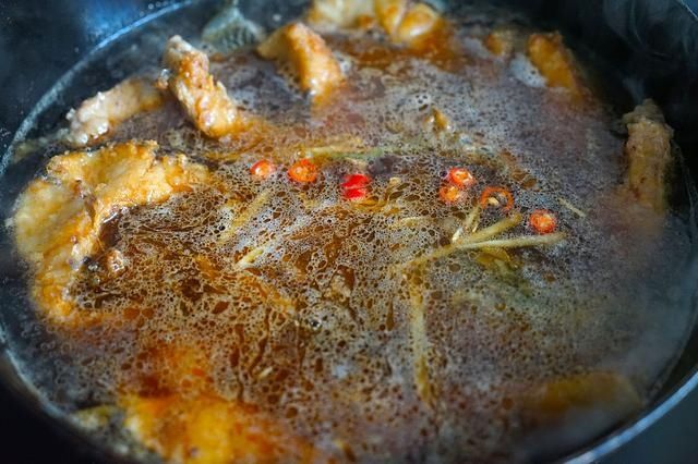 天冷了，宁可不吃肉也要多吃这鱼，和平菇是绝配，味道鲜美又滋补