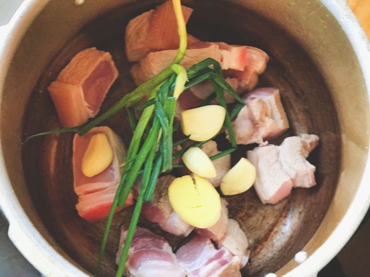 2斤猪肉加上2块腐乳，做一份香糯诱人的腐乳红烧肉，软烂解馋