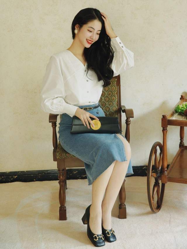 衬衫|秋天怎么穿才高级洋气,红色衬衫+牛仔裤,基础款搭配也漂亮大方