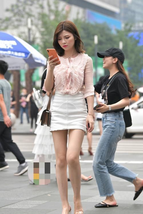 粉色雪纺衫搭配半身裙,小姐姐穿它真的太美了