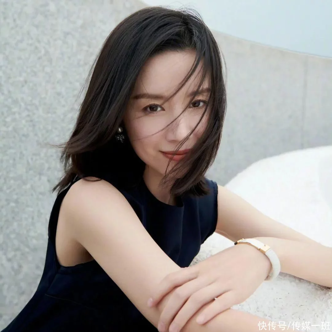 董洁新恋情疑似曝光，当众与男子亲密接触，情绪激动依稀看出泪痕 