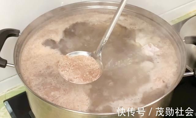 炖羊肉时，有人先焯水，有人直接炖，大厨：全都不对，教正确做法