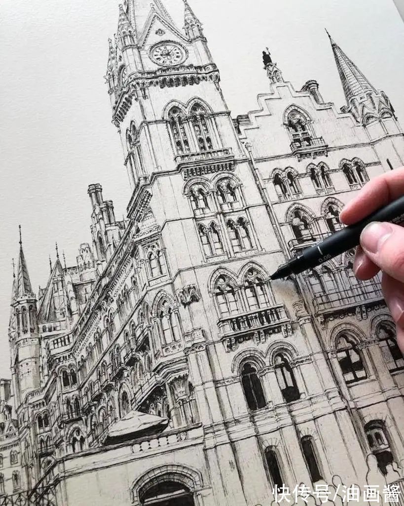 素描@英国女孩手绘哥特式建筑，复杂精致的素描令人吃惊，质感绝了