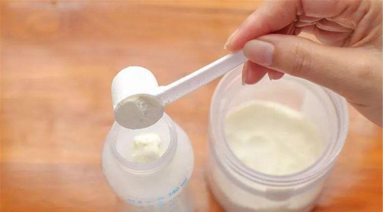 泌乳|双胞胎兄弟,一个从小喝母乳,一个喝奶粉,长大后差距太明显