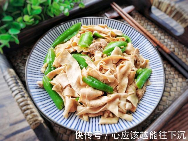 东北老厨师做的尖椒干豆腐，嫩滑鲜香，只因加了“它”