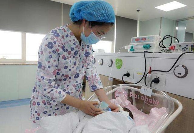 宝宝|最“疼妈”的宝宝走红,出生即“开挂”,网友:难道孟婆不卖汤?