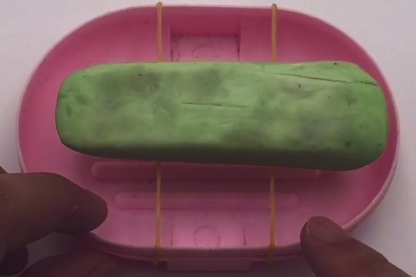 香皂盒上绑两根橡皮筋,作用真是太厉害了,解决了很多家庭的困扰