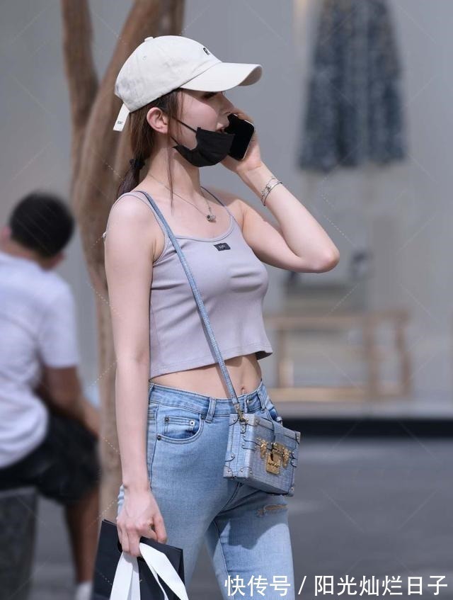 牛仔裤 追求好身材的同时,也在展现身材的美,吊带衫配牛仔裤美极了!