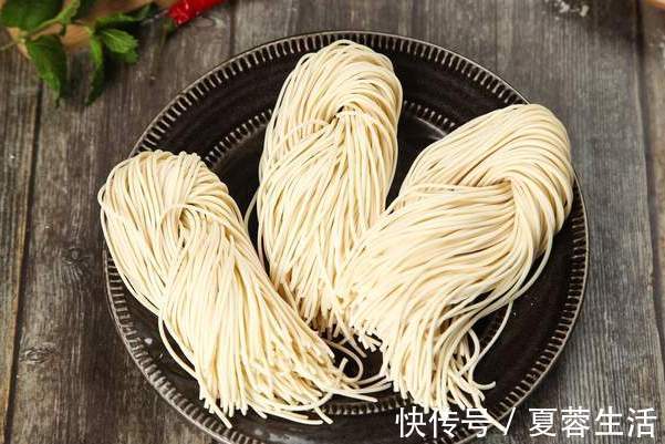 碱面|手擀面为何一煮就断？教你2个小窍门，面条劲道爽滑，不容易断