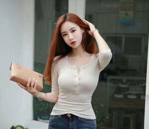 美女|街拍别致有型的紧身打底裤美女，彰显出女性的时尚韵味！