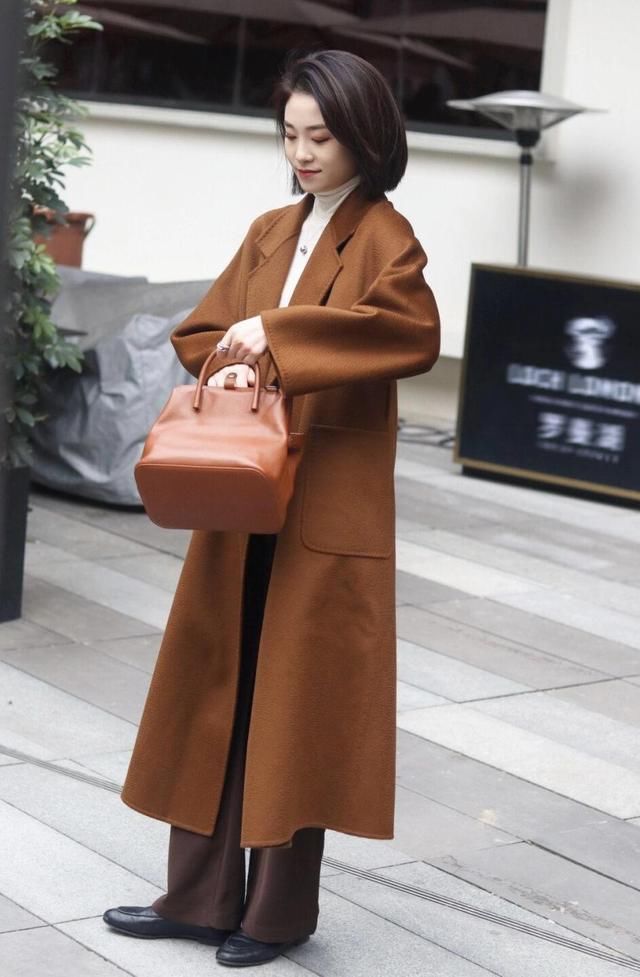 露肤|冬季就适合穿“毛呢外套”，保暖洋气又显气质，照穿让你气质翻倍