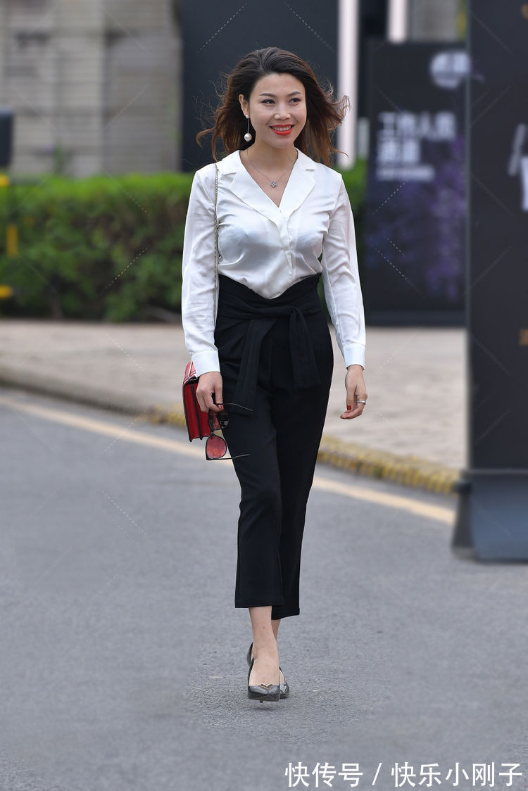 身姿 保持曼妙的身姿,轻松驾驭各种风格的服饰,职业装也让你很时尚