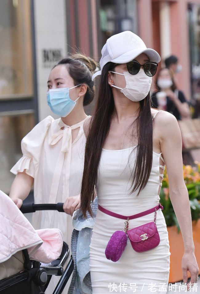 吊带裙 街拍:白色吊带裙女人味十足 ,还很能衬托出美女的气质