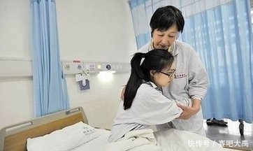 高中|17岁高中女生常感到腰疼，去医院检查后，结果男人们都很羡慕
