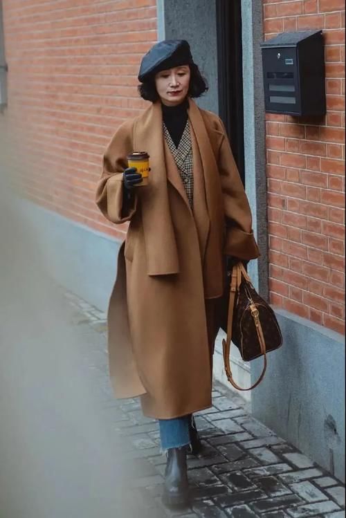 40岁以上的女人学“别人家的妈妈”穿搭,简约气质,减龄有品位!