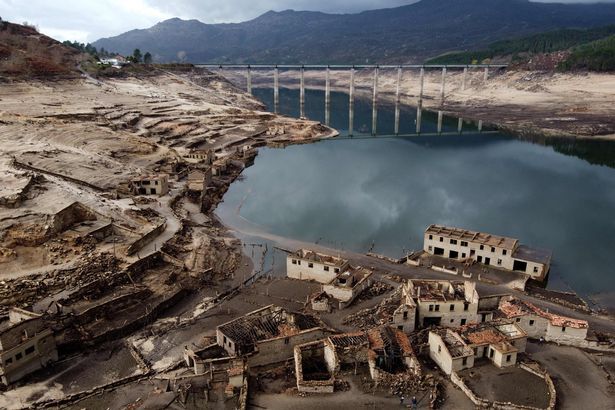 气候变化|西班牙消失30年的村庄重见天日，30年前因水库蓄水沉入水底