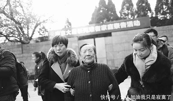 大屠杀|大屠杀幸存者她和姐姐藏被子里还是被发现，在死人堆里躲藏14天