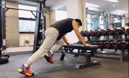 健身者|不要总认为练出八块腹肌很难,只需一张凳子坚持训练就可以实现