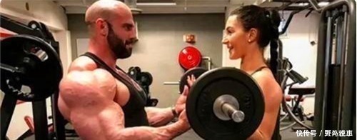 职业运动员|挪威男子吃生牛肉健身10年,如今被兽化,体型夸张却抱得美人归