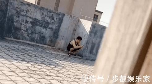 宝妈|奶爸带娃在天台“佛系”晒太阳火了,所谓父爱如山,一动不动