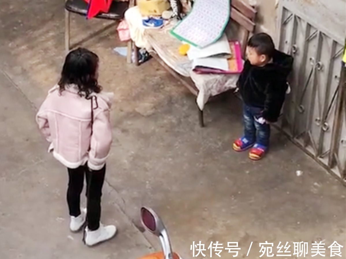 小弟弟|霸气姐姐辅导两个弟弟写作业,手里还拿着工具,妈妈看到后却笑了