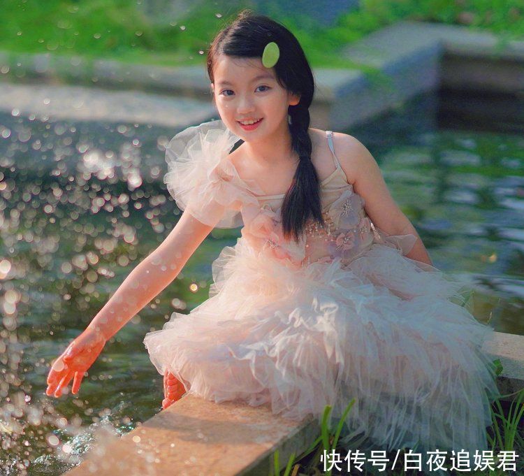 9岁的阿拉蕾晒近照,与妹妹同框合影好可爱,姐妹俩像共用一张脸