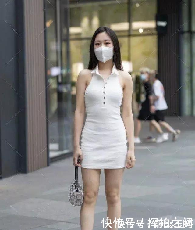 悠远|忙里偷闲，伴着美丽，白色挂脖清凉穿搭营造一种如莲花般温柔悠远